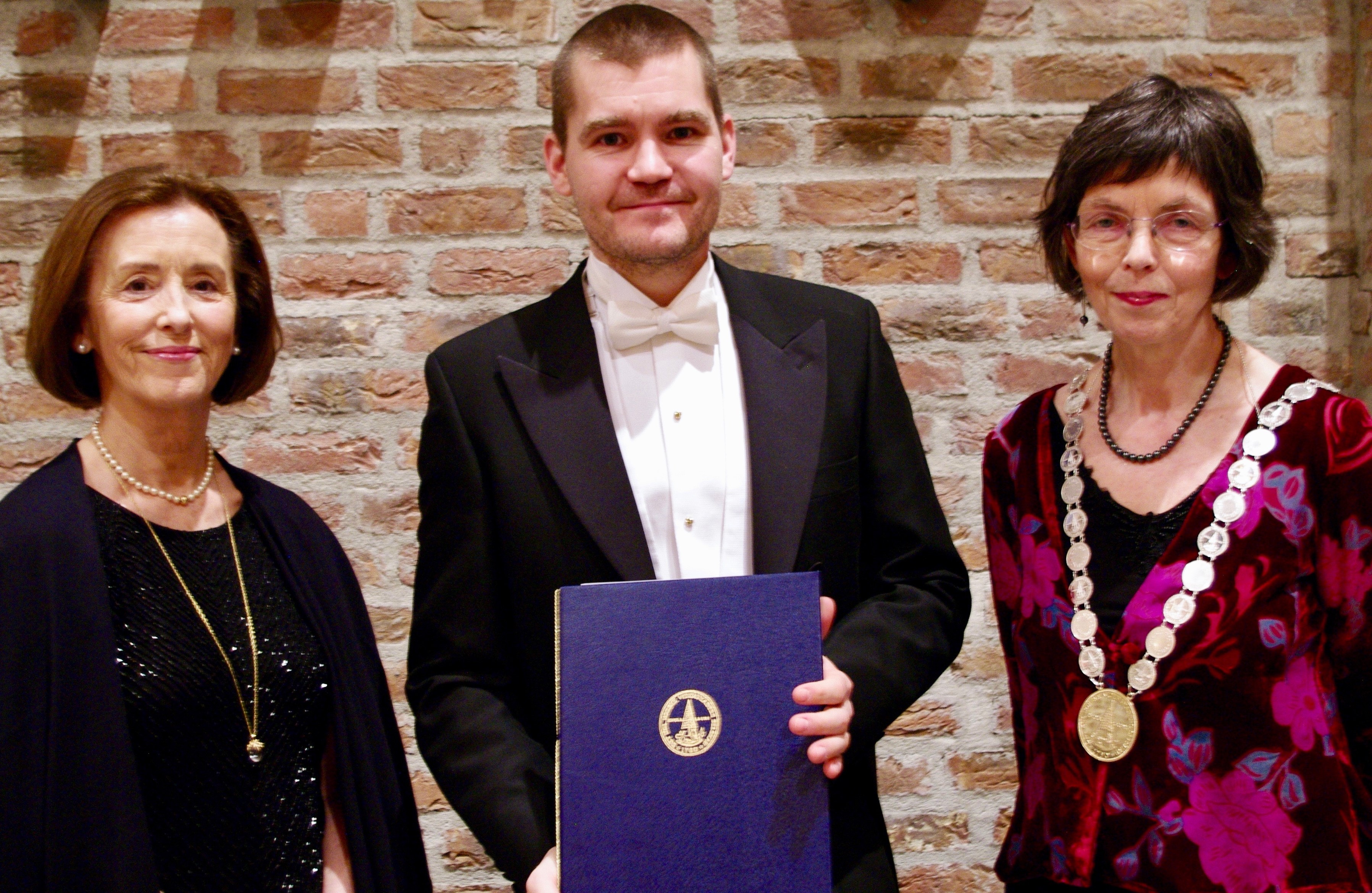 Mats Ingulstad fikk DKNVS' vitenskapelige pris innen humaniora 2017. Her er han flankert av visepreses Randi E. Reinertsen t.v. og preses Ida Bull t.h. Foto av prisvinner 2017 innen humaniora, Mats Ingulstad.