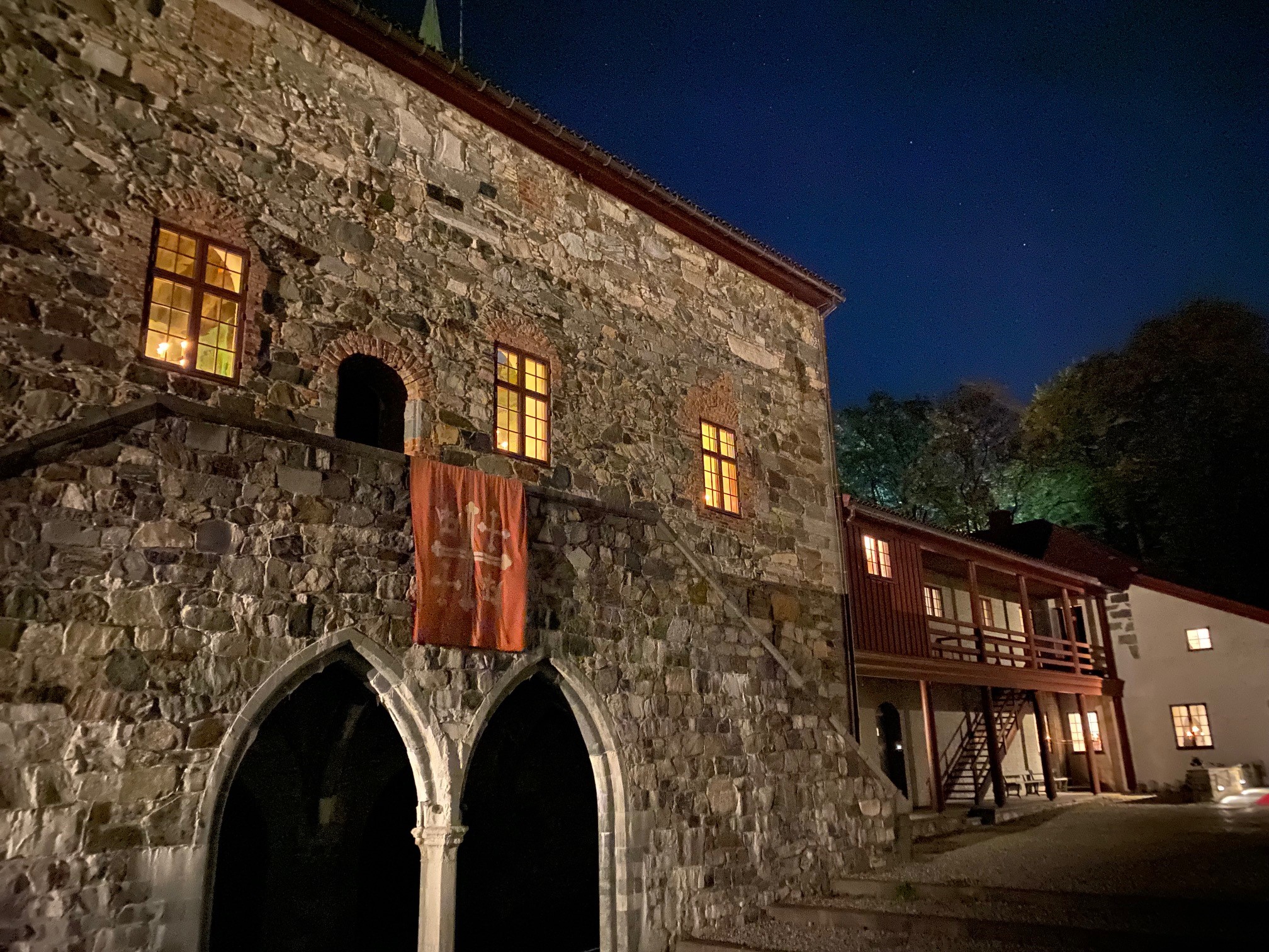 Erkebispegården ute