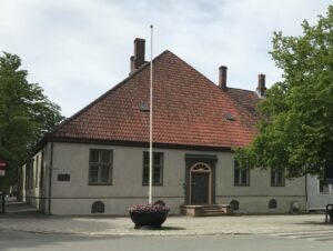 Garnisonsbyen Trondheim - byvandring med Frode Lindgjerdet @ Oppmøte utenfor militærbygningene øverst i Munkegata