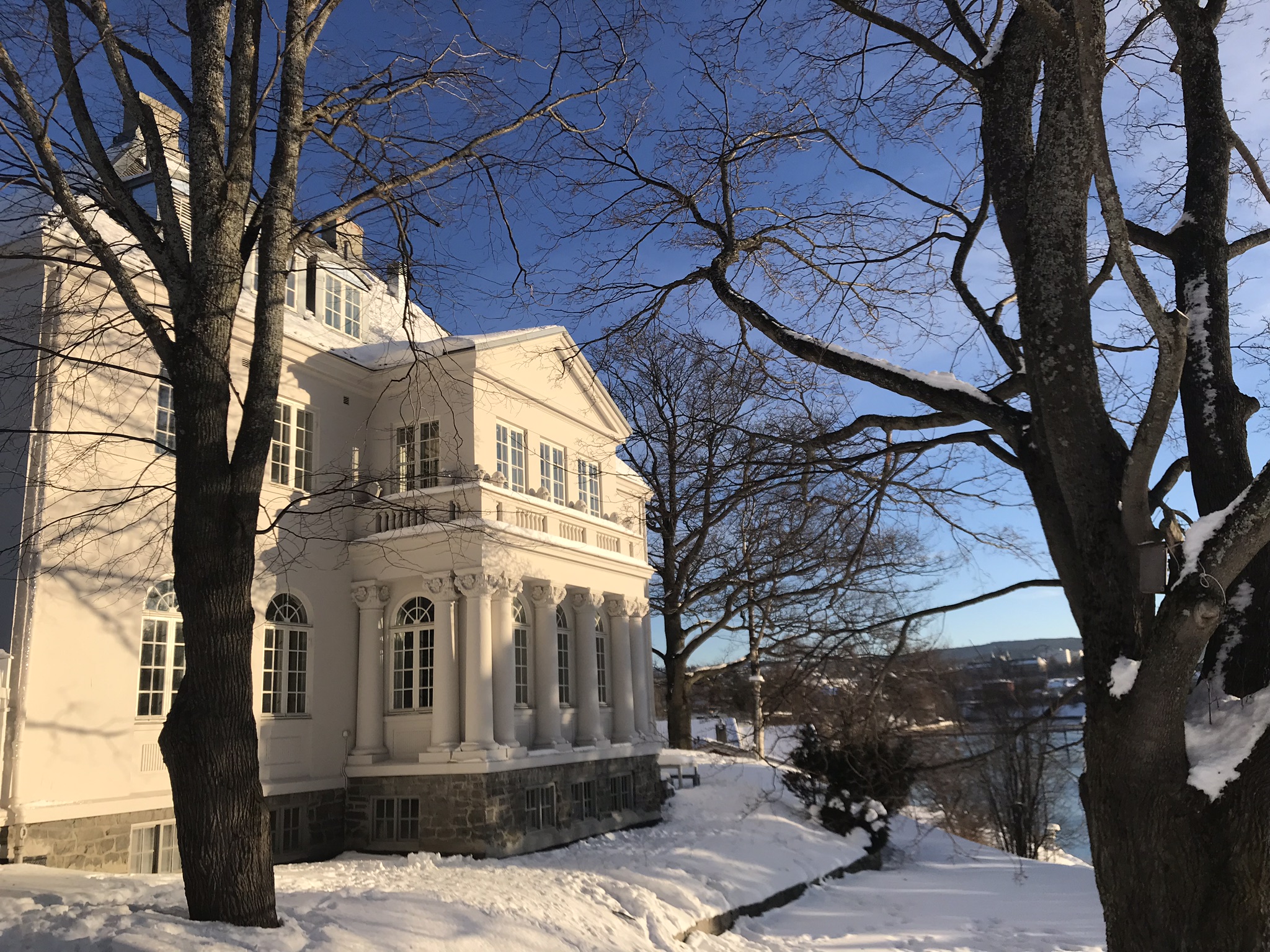 Den gamle fylkesmannsboligen i Elvegata med sol og snø